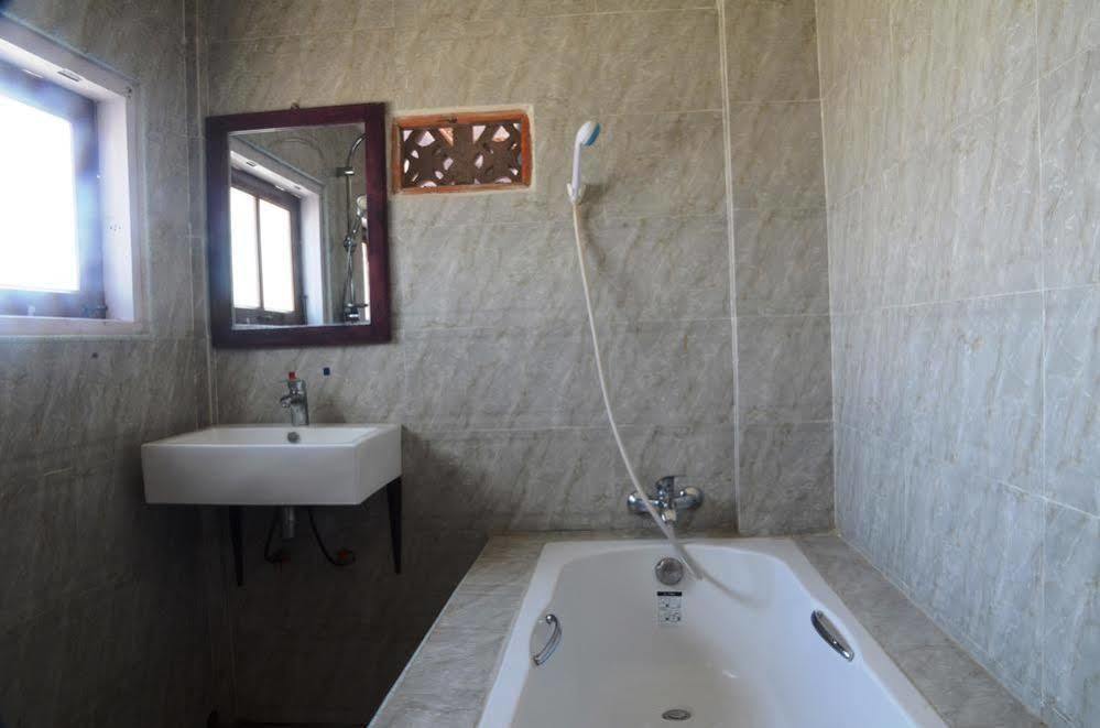 Golden Lotus Inle Hotel Nyaung Shwe Exterior foto